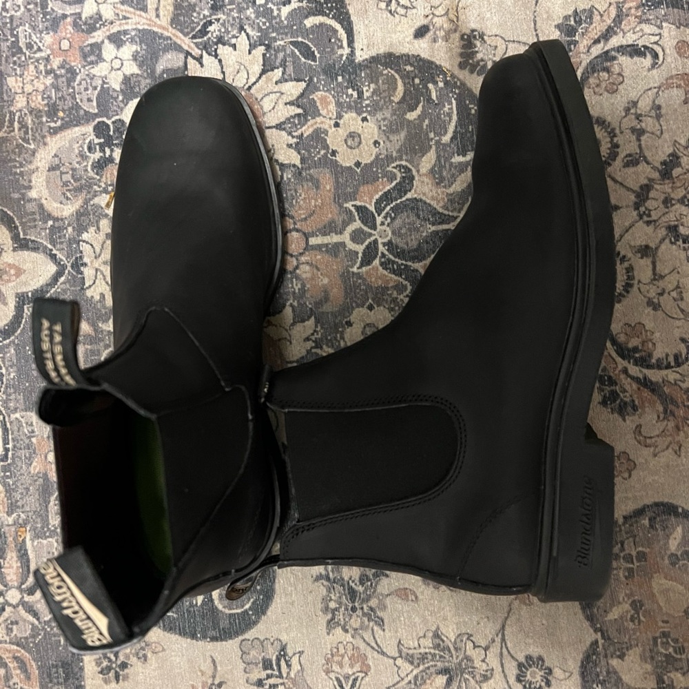 Men’s size US size 12 Blundstones black. Worn once. Brand new